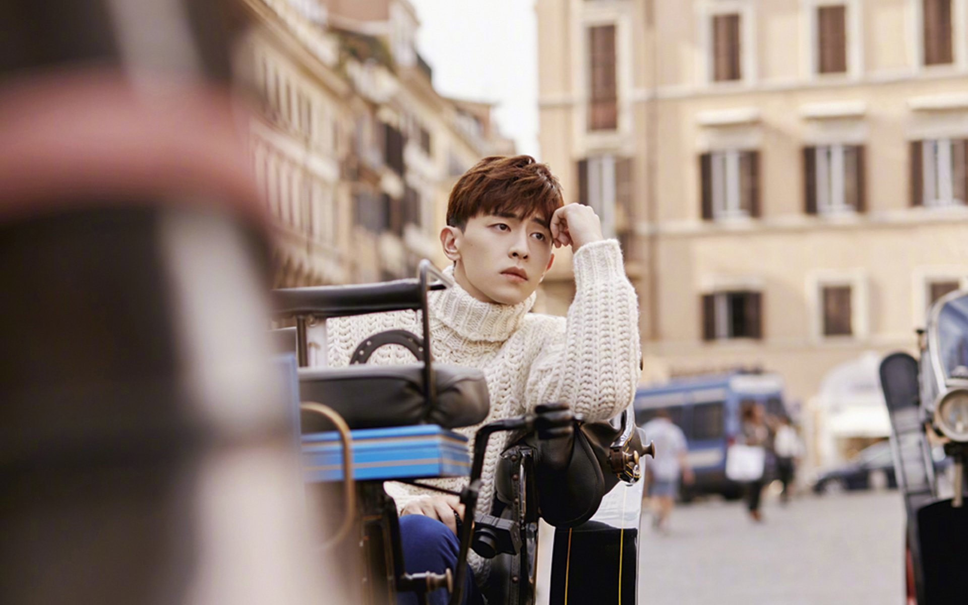 奥运村设施建设保障运动员生活，运动员居住的奥运村中将使用800多万个