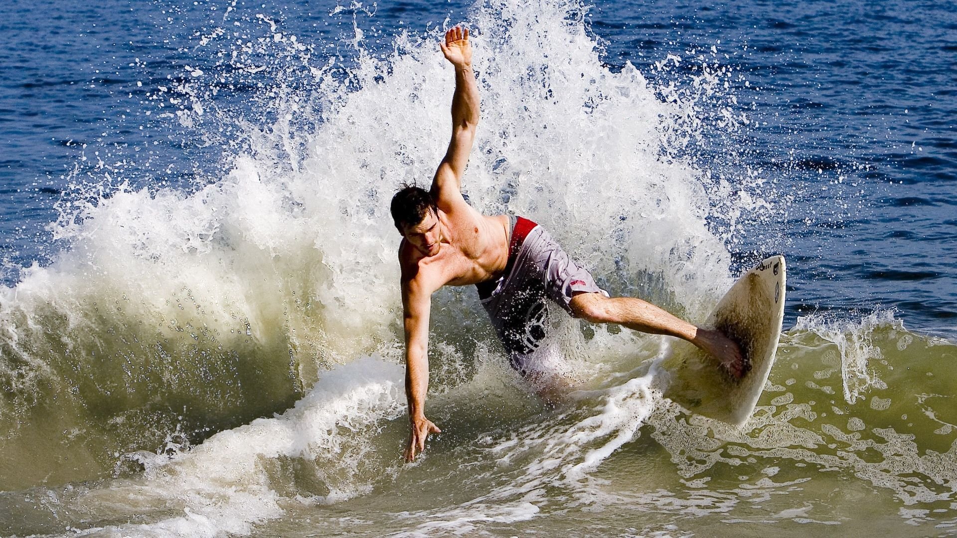 AYX体育官网-【新秀崛起】罗德里格斯秀出三全垒打的惊艳表现，m罗德里格斯